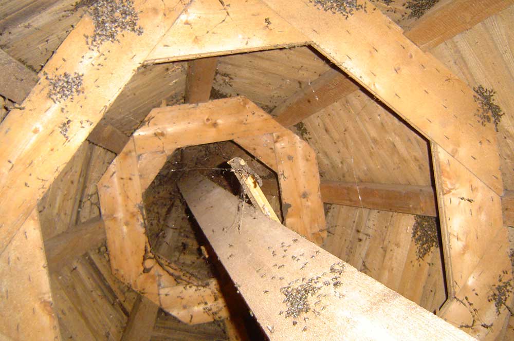 Koeleman Bouw Monumentenbeheer Renovatie glas in lood en koper van torenspits Kerk Oostzijde De Hoef