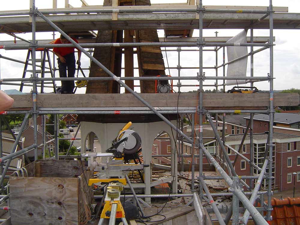 Koeleman Bouw Monumentenbeheer Renovatie glas in lood en koper van torenspits Kerk Oostzijde De Hoef