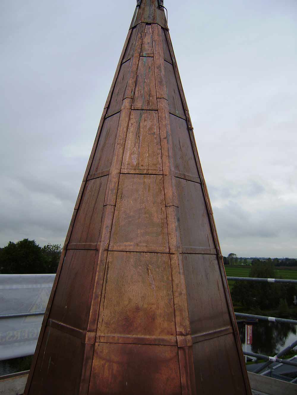 Koeleman Bouw Monumentenbeheer Renovatie glas in lood en koper van torenspits Kerk Oostzijde De Hoef